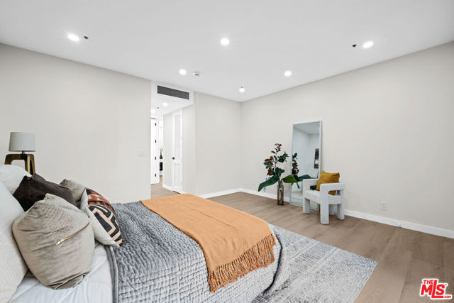 10750 Wilshire Boulevard, Los Angeles CA: https://media.crmls.org/mediaz/34768520-fdc2-497e-9012-7ea44d13edb2.jpg