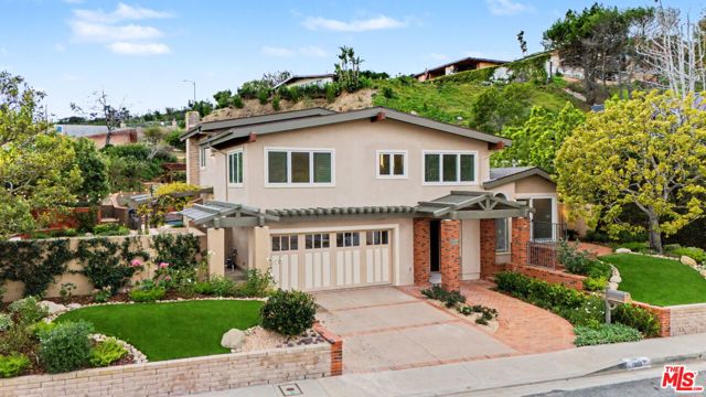 1305 Duende Lane, Pacific Palisades CA: https://media.crmls.org/mediaz/34773fb2-bc10-4970-9cec-5e3f539c00fd.jpg
