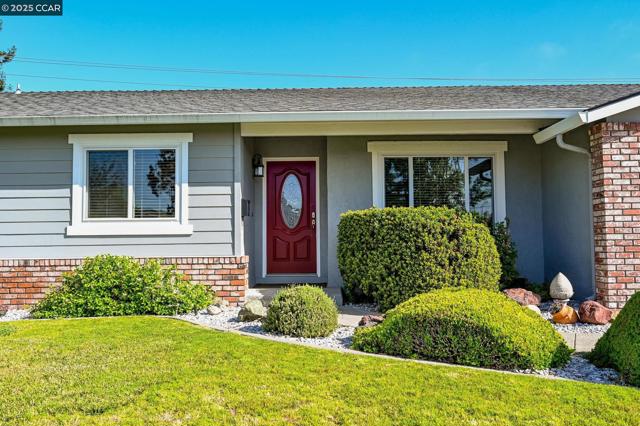 940 Lexington Pl, San Ramon CA: https://media.crmls.org/mediaz/347792ec-7cf5-4422-82ad-8a3c74274f93.jpg