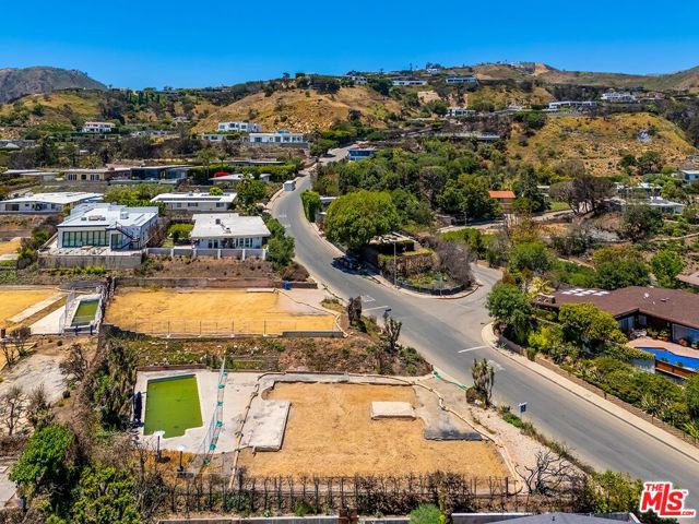 1033 Lachman Lane, Pacific Palisades CA: https://media.crmls.org/mediaz/3477d563-cc6e-4161-a664-0216203fc108.jpg