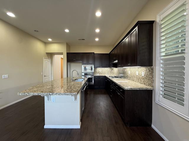 Detail Gallery Image 7 of 40 For 1273 Breakaway Dr, Oceanside,  CA 92057 - 4 Beds | 3/1 Baths