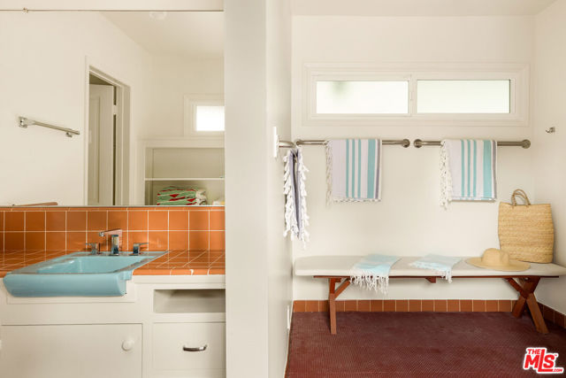 3818 Hollyline Avenue, Sherman Oaks CA: https://media.crmls.org/mediaz/34784bde-3b5c-490a-bef2-a76749ad08f9.jpg