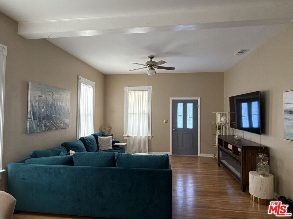 https://media.crmls.org/mediaz/3478dc51-d156-46c8-8f95-8d2f454b08ed.jpg?preset=X-Large