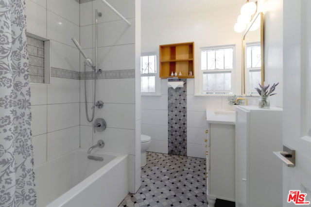 1026 Westchester Place, Los Angeles CA: https://media.crmls.org/mediaz/34799624-cdfc-49c3-9e8a-5ab40af35b13.jpg