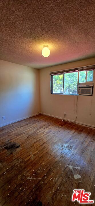 1433 N Martel Avenue, Los Angeles CA: https://media.crmls.org/mediaz/3479b126-3ad2-4a75-a649-e3e5f94a1c41.jpg
