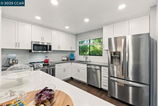 223 Via Pinada Ln, Martinez CA: https://media.crmls.org/mediaz/347af8f1-e536-453a-b7e3-47f176475928.jpg