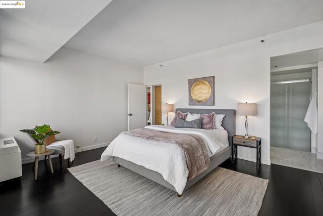 6363 Christie Ave, Emeryville CA: https://media.crmls.org/mediaz/347b284f-b3e7-446f-b6c4-6bb4d83732d1.jpg