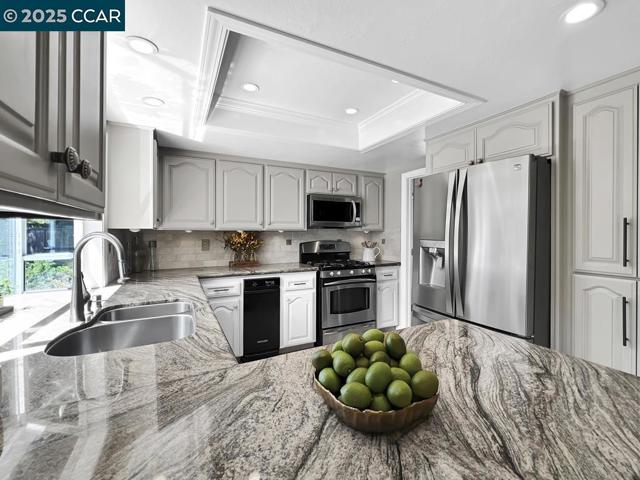 14 Mt Eden Pl, Clayton CA: https://media.crmls.org/mediaz/347c21d4-36b0-4b71-a9cb-45183d760388.jpg