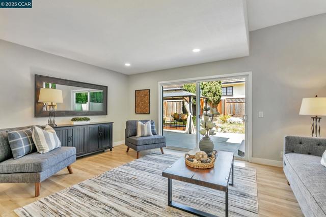 2782 Canyon Creek Dr, San Ramon CA: https://media.crmls.org/mediaz/347c385c-e350-4779-87c8-f74deabf2209.jpg