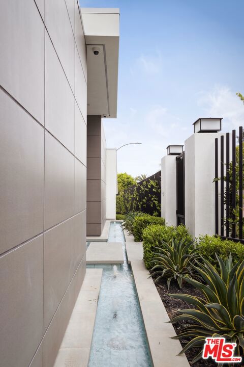 1124 Summit Drive, Beverly Hills CA: https://media.crmls.org/mediaz/347c8723-0a8c-4d43-a50d-ec1acd6eae1c.jpg