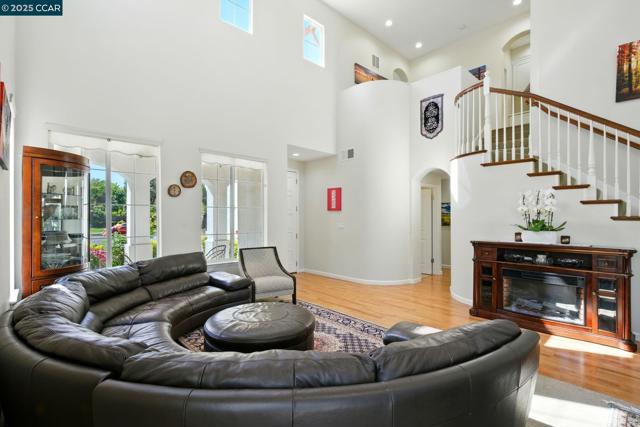 416 Ustilago Ct, San Ramon CA: https://media.crmls.org/mediaz/347d4c71-5bbe-402f-86c7-58701b5057b7.jpg