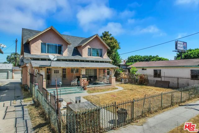 317 W 51st Street, Los Angeles CA: https://media.crmls.org/mediaz/347eb693-6424-4289-9434-961c605fc13e.jpg