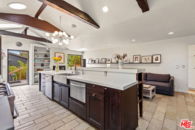 3761 Ashwood Avenue, Los Angeles CA: https://media.crmls.org/mediaz/347efc88-3a9f-4186-b479-b9ac0a6fe64c.jpg