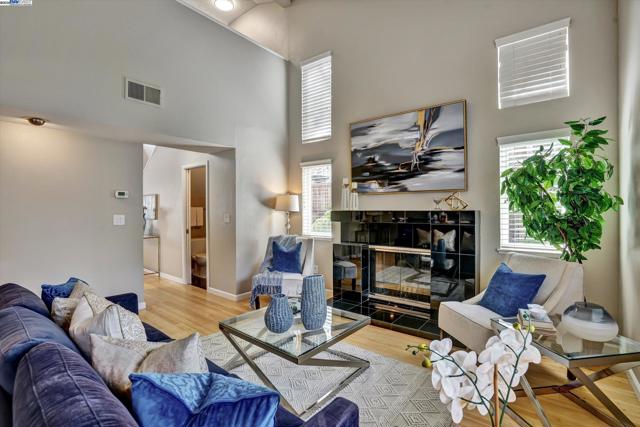 30 San Vicente Ct, Danville CA: https://media.crmls.org/mediaz/347f07c5-728d-4618-9981-710e4ec5063d.jpg