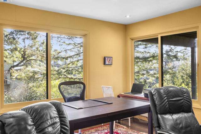 3 Abbott Way, Piedmont CA: https://media.crmls.org/mediaz/347ffac1-6ea2-4f9e-bc70-adb37919f281.jpg