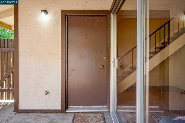 5475 Roundtree Pl, Concord CA: https://media.crmls.org/mediaz/348034e5-0562-4637-80c6-a5d764b4a9c2.jpg