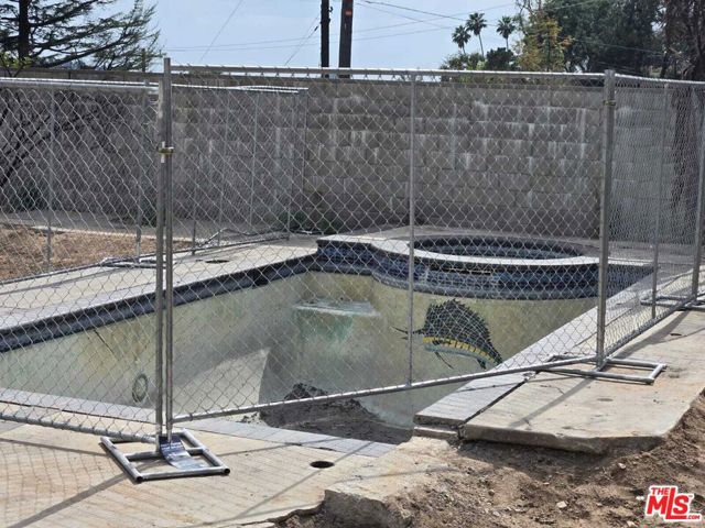 3792 El Sereno Avenue, Altadena CA: https://media.crmls.org/mediaz/3480c272-3a4c-4bc6-83ab-3d1bcf7cf614.jpg