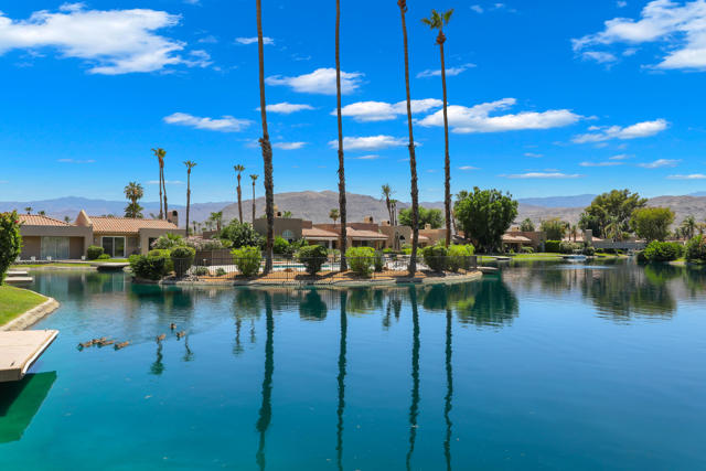 141 Lake Shore Drive, Rancho Mirage CA: https://media.crmls.org/mediaz/34812dd0-ddc3-4a04-9ab9-9d9578563579.jpg
