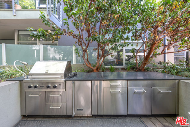 4080 Glencoe Avenue, Marina del Rey CA: https://media.crmls.org/mediaz/34829f4c-4d7c-4a62-a99f-2c8f115a9e2b.jpg