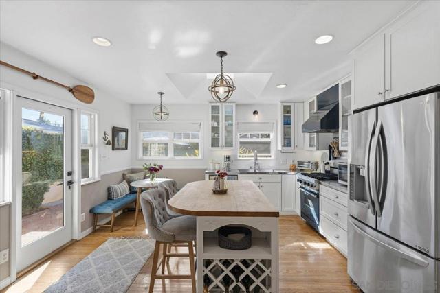 903 Moana Dr, San Diego CA: https://media.crmls.org/mediaz/34830a25-4753-4b92-a016-27c3bfa0ba2e.jpg