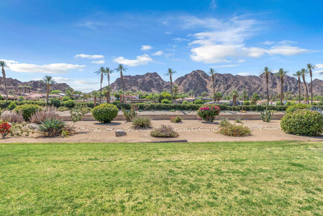 78565 Vista Del Fuente, Indian Wells CA: https://media.crmls.org/mediaz/348565a8-4d4a-464b-82e4-c95942420284.jpg