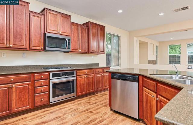 4874 Snowy Egret Way, Oakley CA: https://media.crmls.org/mediaz/3485f738-6d8e-4df1-98ea-66f234fc4a94.jpg