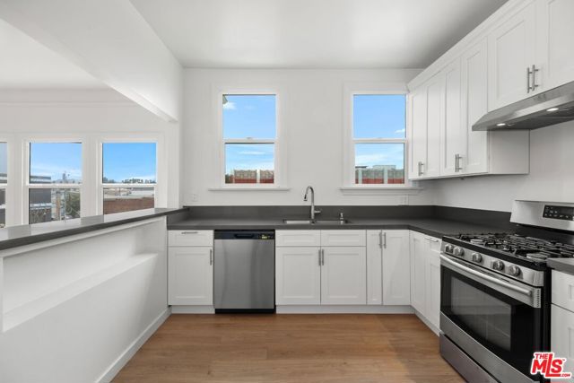 1912 7th Avenue, Los Angeles CA: https://media.crmls.org/mediaz/3487b9c3-9d1c-4613-ad42-7cde1f894f7e.jpg
