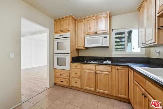 4810 Hollow Corner Road, Culver City CA: https://media.crmls.org/mediaz/34881a91-9f21-4cec-a498-6ed21ee5c813.jpg