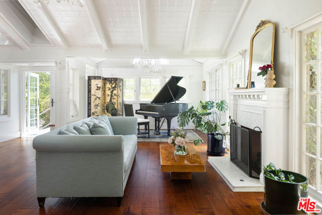 8805 Lookout Mountain Avenue, Los Angeles CA: https://media.crmls.org/mediaz/3489ac1e-40f0-4d74-bc06-f38d4a59d84e.jpg