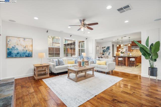 2396 Keats Ln, San Ramon CA: https://media.crmls.org/mediaz/348a8375-9a16-46cd-ae69-480ed60269bb.jpg