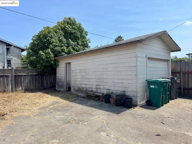 5926 Marshall St, Oakland CA: https://media.crmls.org/mediaz/348bd8b1-8c44-47d4-81fe-cb31a73528bb.jpg