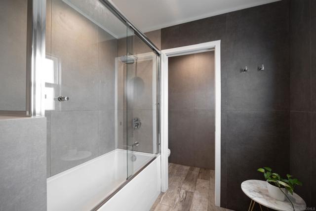 1215 17 Grand Ave, San Diego CA: https://media.crmls.org/mediaz/348c03da-a117-4694-8c2f-9405685b2e18.jpg