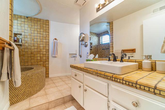 Detail Gallery Image 12 of 26 For 1702 Rosemary Ct, Escondido,  CA 92026 - 2 Beds | 2 Baths