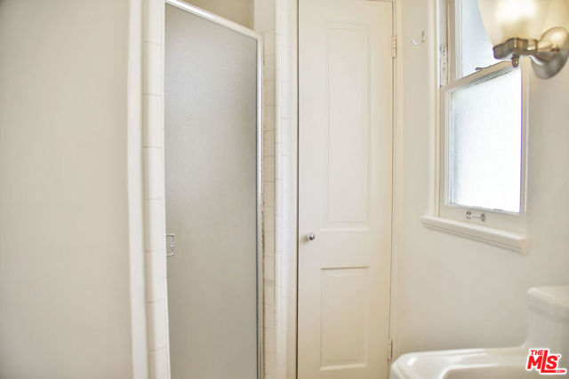 2963 Queensbury Drive, Los Angeles CA: https://media.crmls.org/mediaz/348e5a4f-2d53-45f1-84b4-08cb5d96edc2.jpg