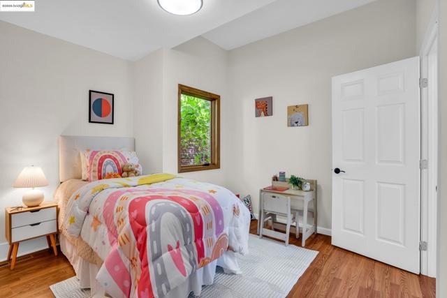 580 Chetwood St., Oakland CA: https://media.crmls.org/mediaz/348e6558-87ad-4bf9-9471-69aae133de2a.jpg