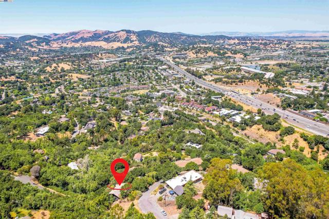 21 Red Rock Way, San Rafael CA: https://media.crmls.org/mediaz/348e6cbe-1257-423b-9f10-23b87bdbdc8f.jpg