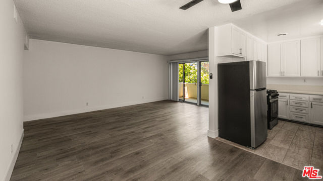 1101 Lincoln Boulevard, Santa Monica CA: https://media.crmls.org/mediaz/348ee7d2-3922-4f57-a685-0d2c79a4e66d.jpg
