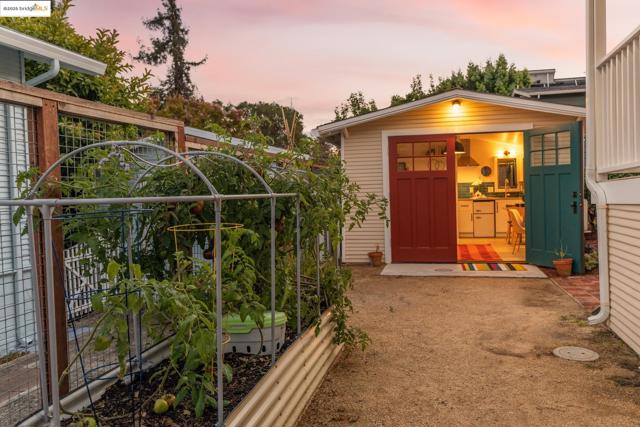 2941 Madeline St, Oakland CA: https://media.crmls.org/mediaz/348f6bc8-ba09-4d82-aa07-e7b4ea8df93e.jpg