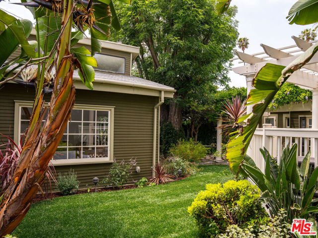 1402 N Benton Way, Los Angeles CA: https://media.crmls.org/mediaz/34900fb5-3b33-4412-9b9e-859a2877e57e.jpg
