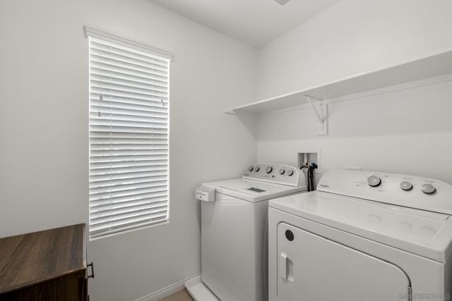 532 Enzo St, Lake Elsinore CA: https://media.crmls.org/mediaz/3491e576-ee75-4043-a09a-9145f7cc7d90.jpg
