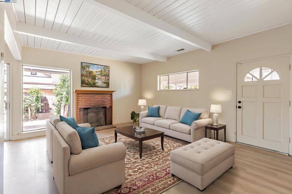 2221 Juanita Ln