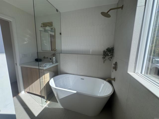 Detail Gallery Image 10 of 14 For 4088 Nabal Dr, La Mesa,  CA 91941 - 4 Beds | 3 Baths