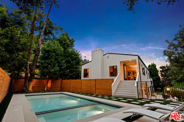 1401 N Bundy Drive, Los Angeles CA: https://media.crmls.org/mediaz/34931eba-51dd-46e8-b6da-3563e16a36b2.jpg