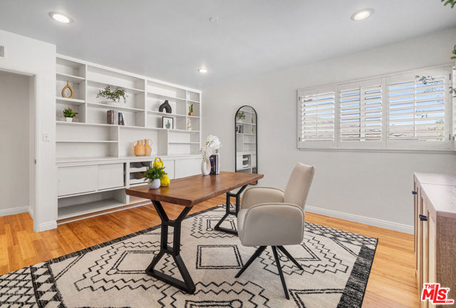 5210 S Corning Avenue, Los Angeles CA: https://media.crmls.org/mediaz/3493a7fd-eaaa-4893-a292-ed1bf92749ff.jpg