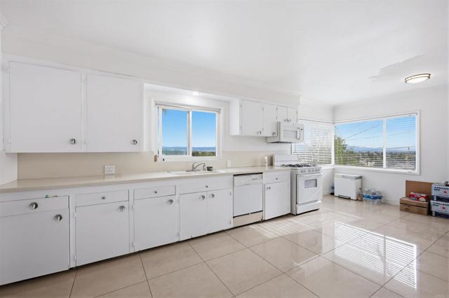 Detail Gallery Image 18 of 35 For 304 Edgerton, San Bernardino,  CA 92405 - 4 Beds | 3 Baths