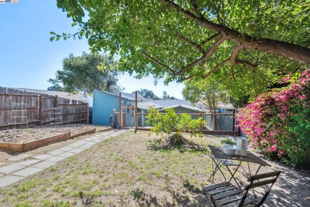 2449 26TH AVENUE, Oakland CA: https://media.crmls.org/mediaz/349465d9-e4ff-492d-b6b8-b61ff74fc44a.jpg