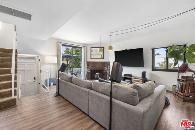 6540 Hayvenhurst Avenue, Lake Balboa CA: https://media.crmls.org/mediaz/34965efb-26b5-4676-aa96-0afa5949a64f.jpg