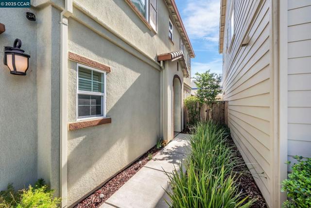 1037 Gridley Dr, Pittsburg CA: https://media.crmls.org/mediaz/34971135-806d-484d-af02-4694449b3f88.jpg