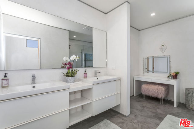 32701 Vista De Los Ondas Street, Malibu CA: https://media.crmls.org/mediaz/3498f01e-e2c1-4da9-8429-a449864ca330.jpg