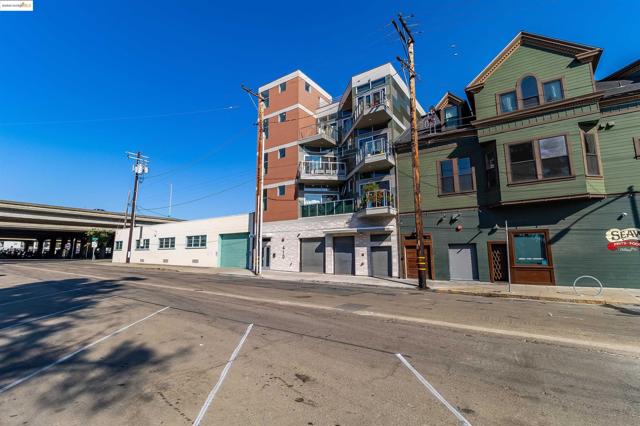 410 Webster St, Oakland CA: https://media.crmls.org/mediaz/3499f9bf-8c6e-473b-902a-3ed36e3a6464.jpg